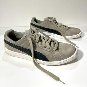Men’s gray suede Puma sneakers. Size 9. Not new but in good condition.